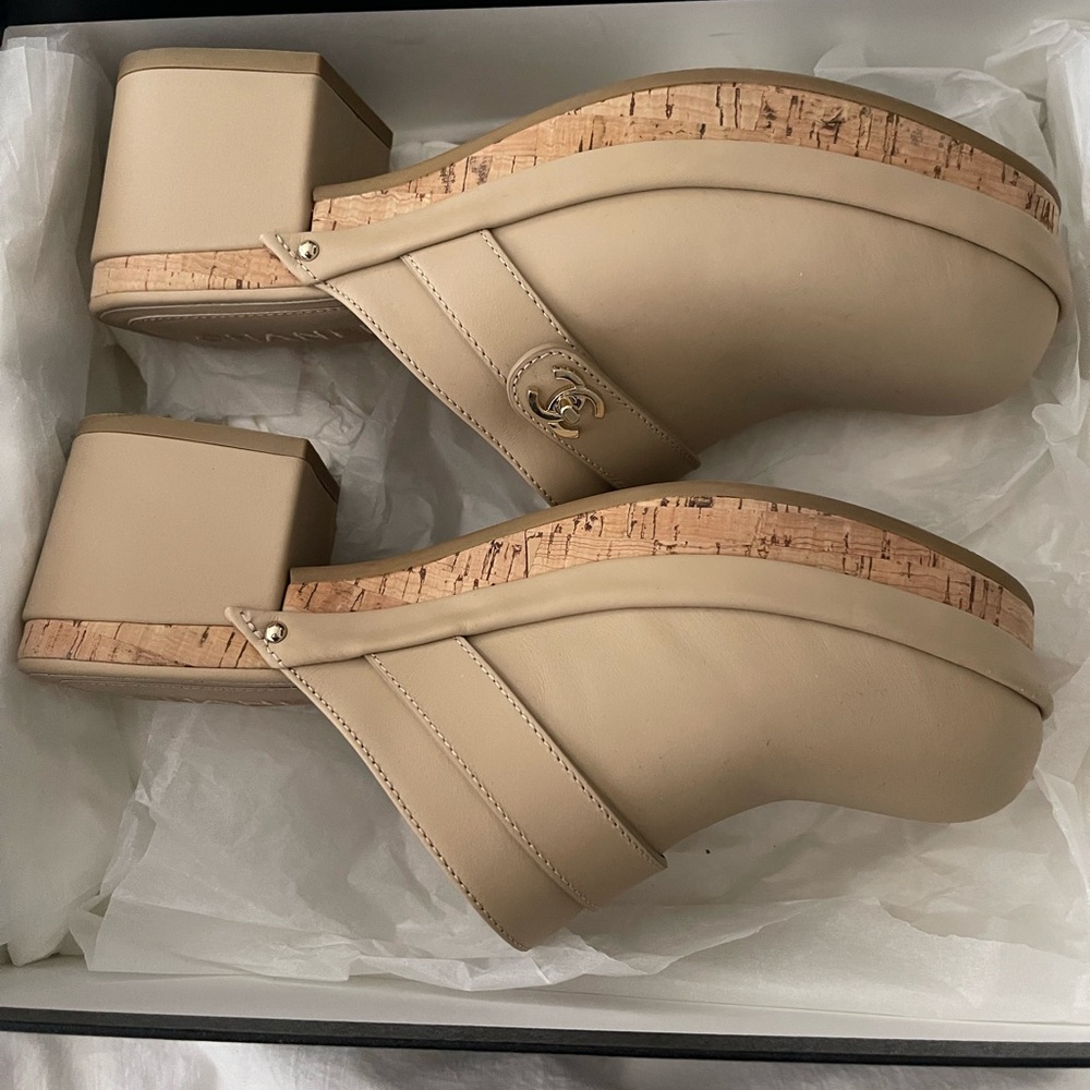 CHANEL Women's Cream Mules with Gold Accent size39 - Picture 4 of 12